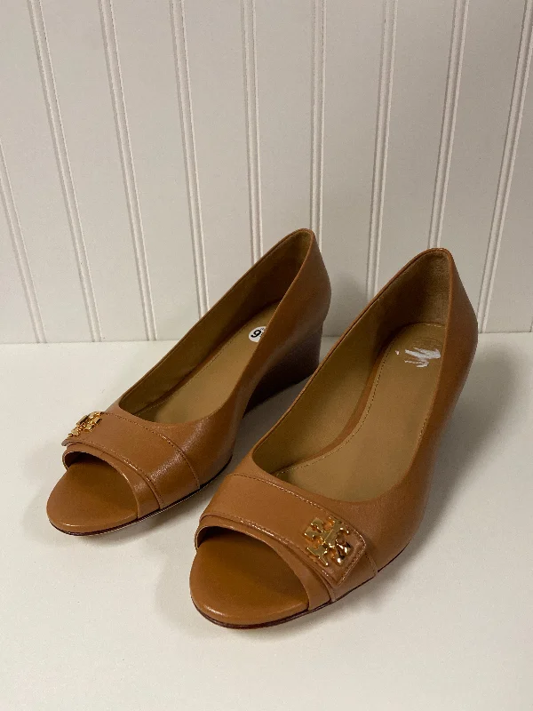 Comfortable Flip Flops Sandals Designer By Tory Burch In Tan, Size: 9.5